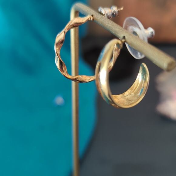 Two Pair Gold Tone Half Hoop Earrings One Twisted & One Split Middle Hoop - Picture 5 of 6